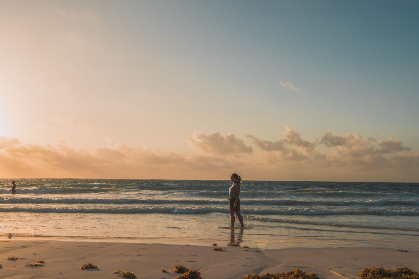 Julia im Meer während des Sonnenaufgangs