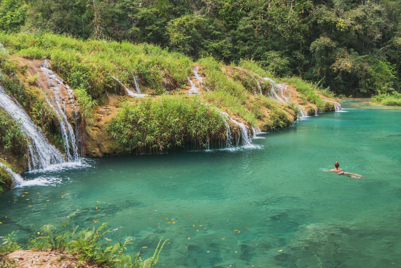 Julia im Wasser von Semuc Champey