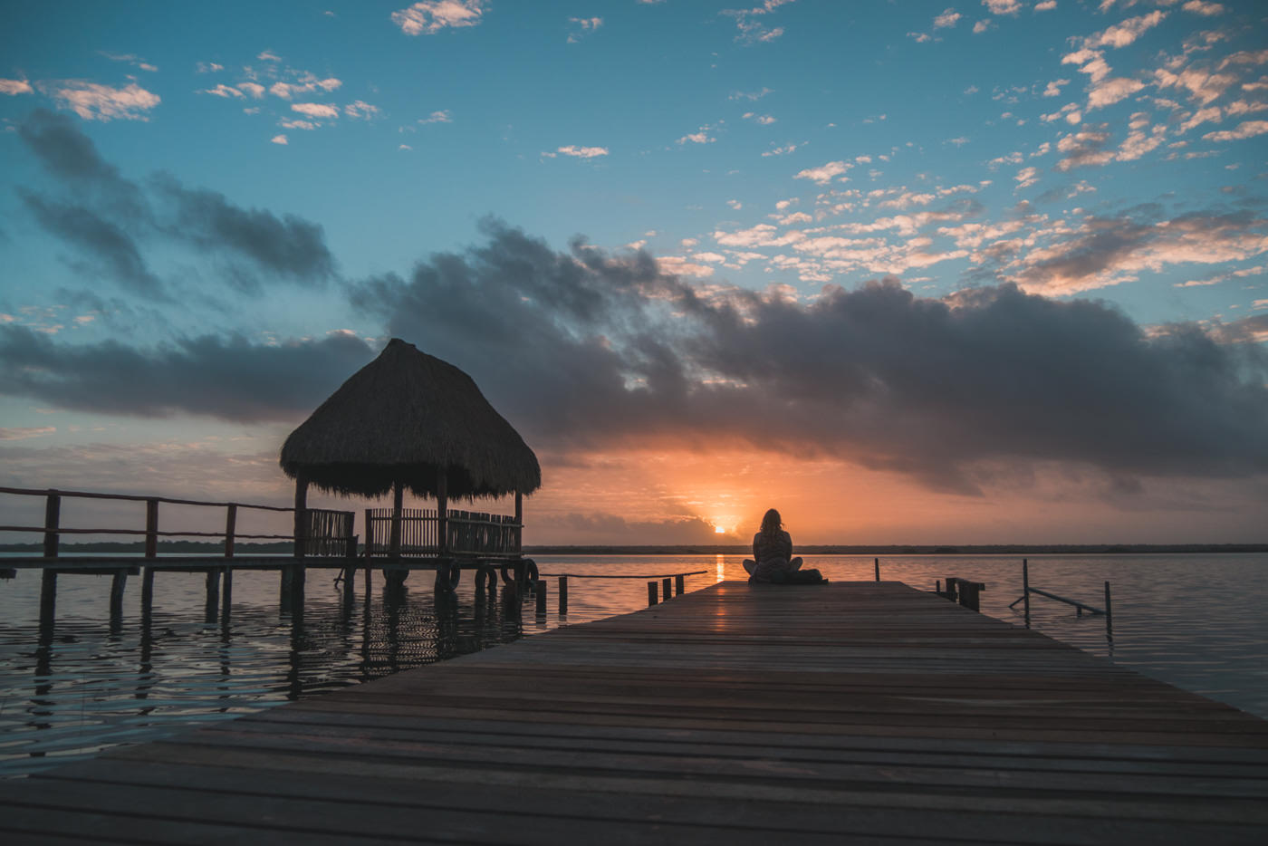 Julia waehrend des Sonnenaufgangs in der Lagune von Bacalar