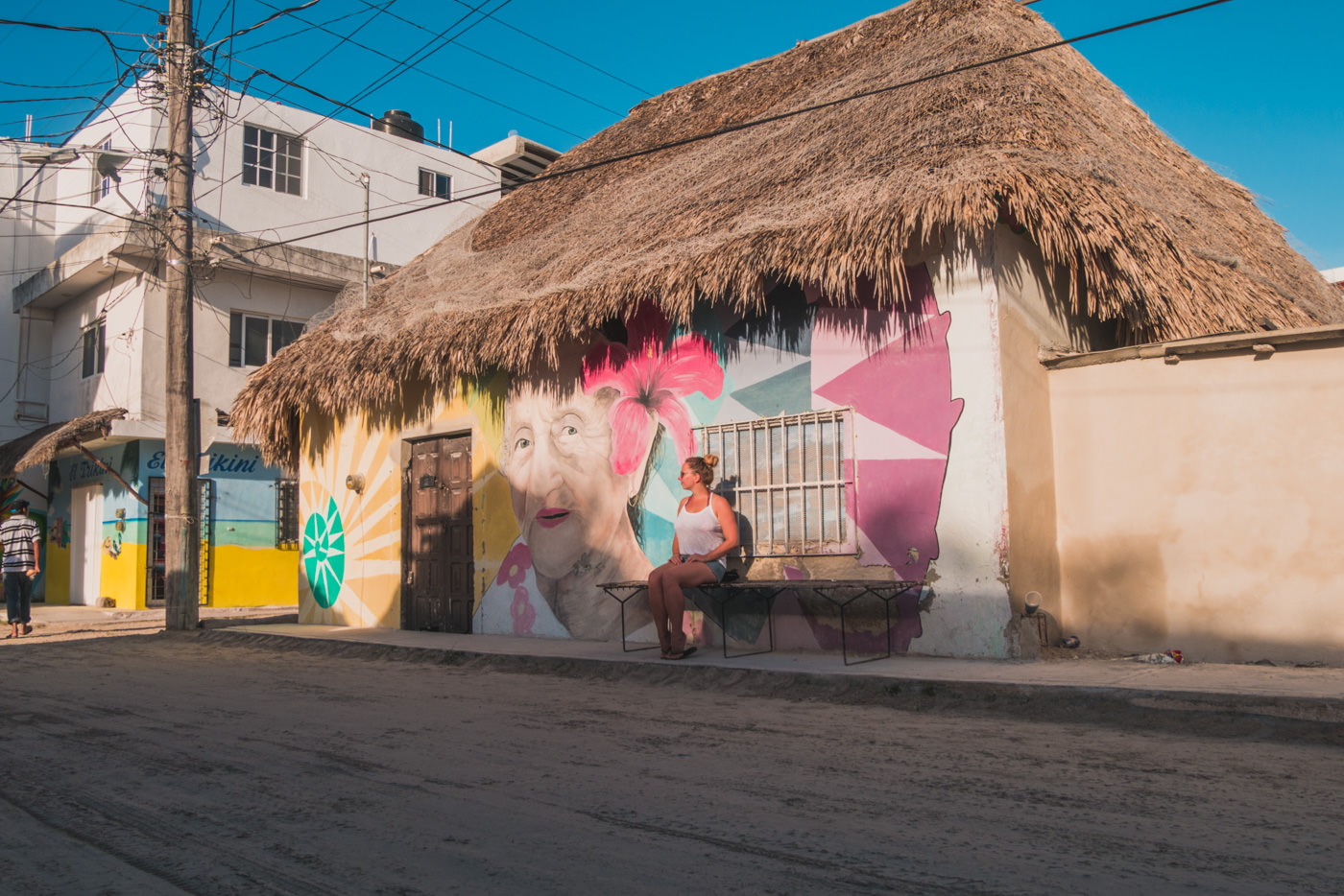 Julia und Streetart auf Isla Holbox in Mexiko