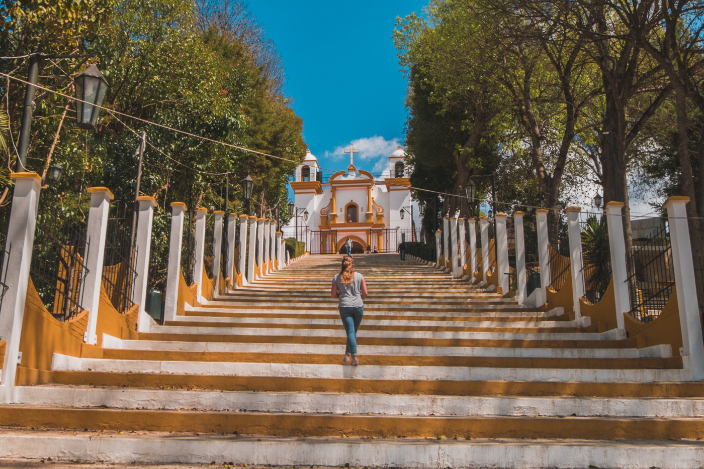 Julia und die Kirche Guadelupe in San Cristobal de las Casas