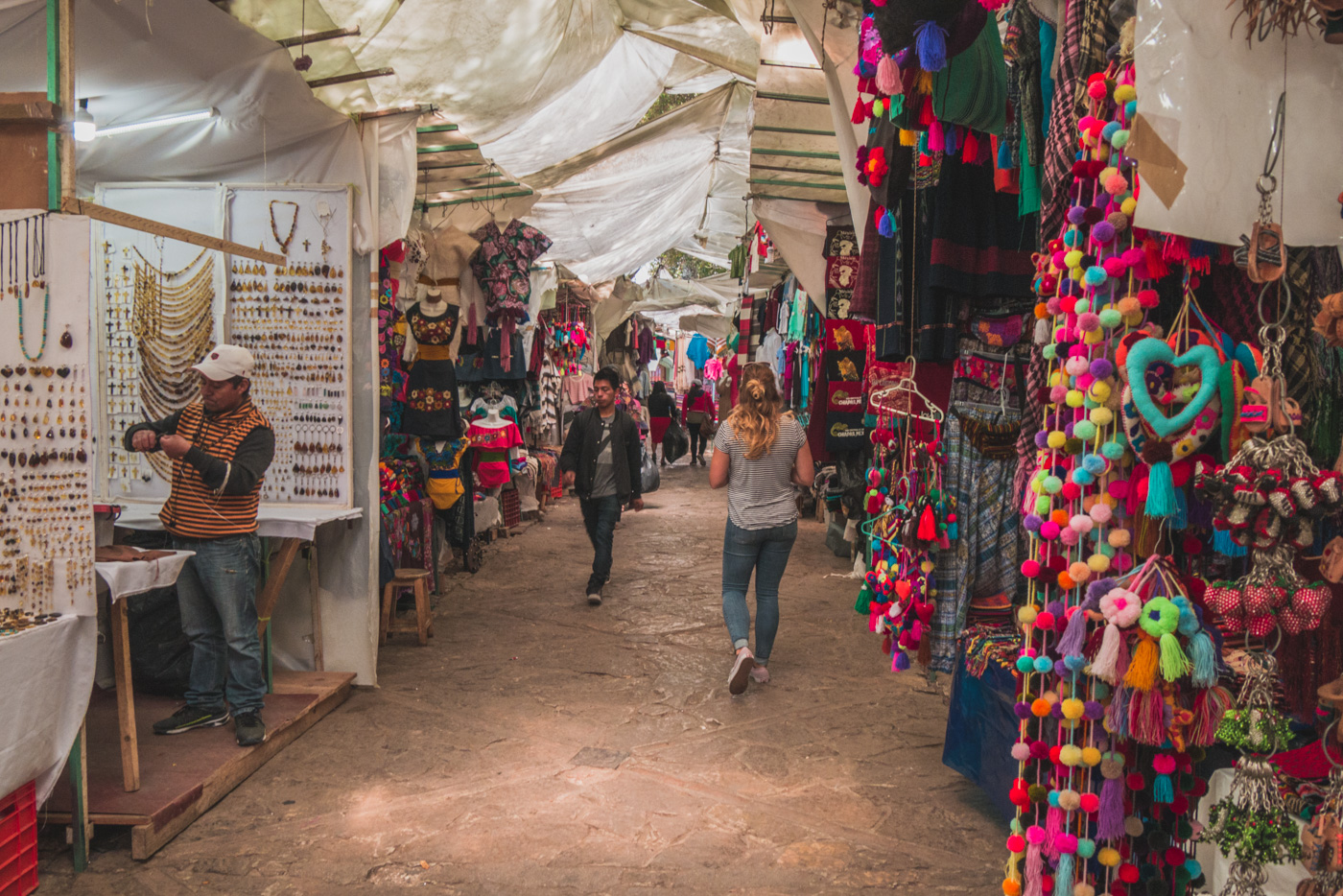 Julia auf dem Mercado Santo Domingo in San Cristobal