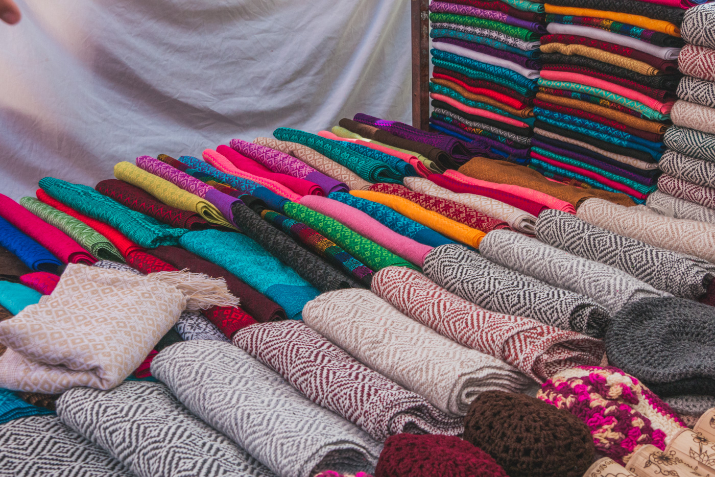 Tücher auf dem Mercado Santo Domingo in San Cristobal