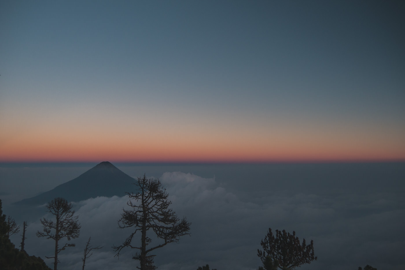Abenddämmerung mit Blick auf den Vulkan Fuego