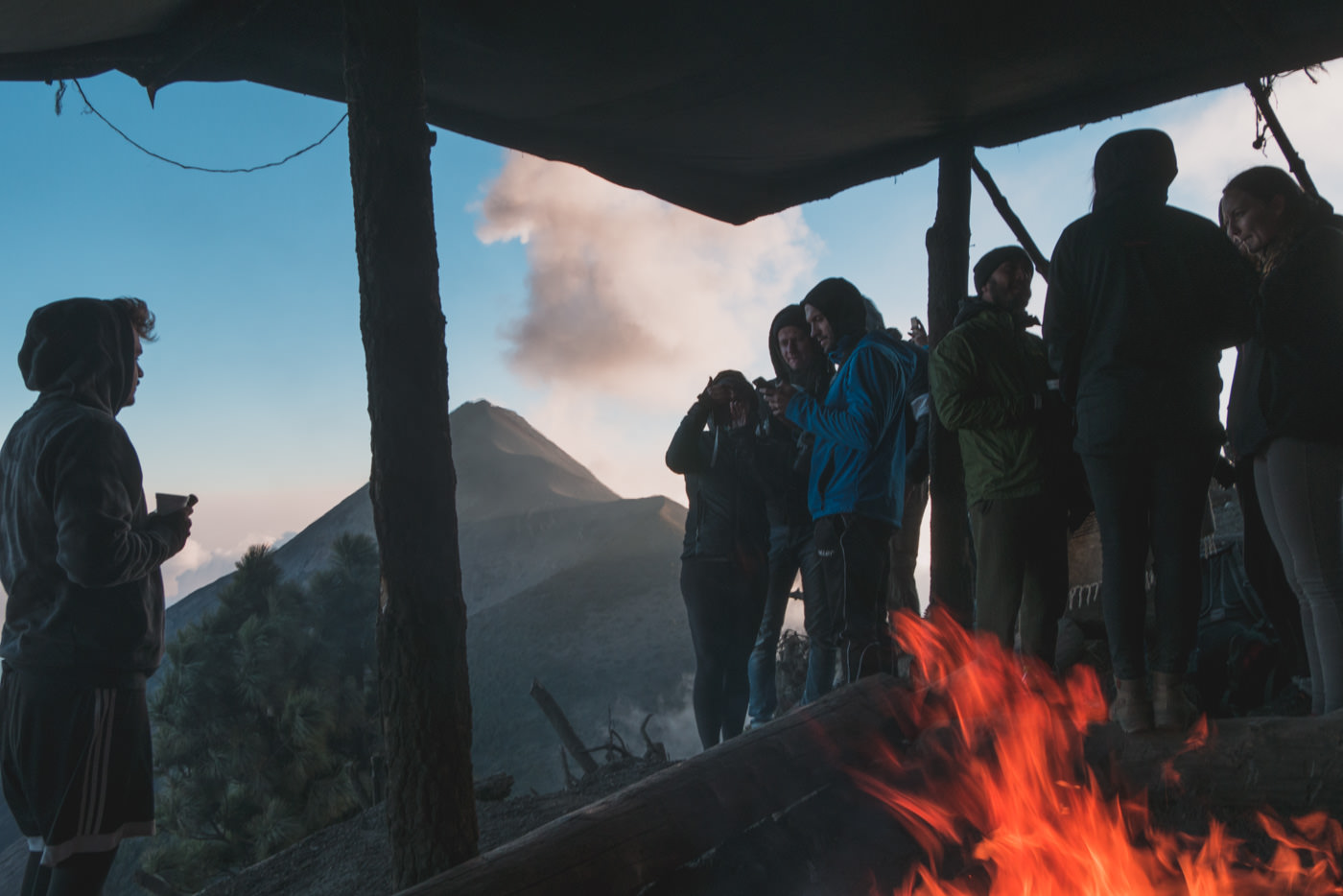 Lagerfeuer im Basecamp mit Blick auf Vulkan Fuego