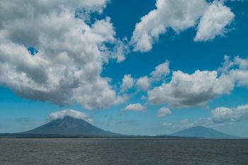 Blick auf die Insel Ometepe und die zwei Vulkane