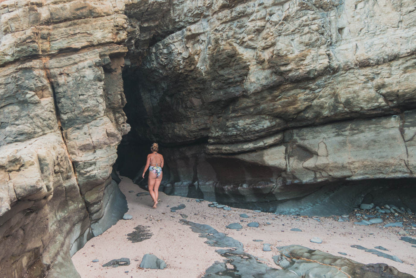 Julia in einer Höhle am Playa Maderas in Nicaragua