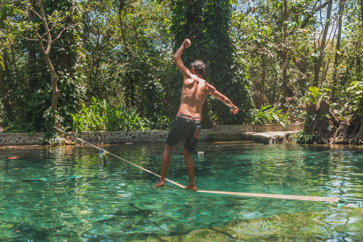 Matthias auf der Slackline am Ojo de Agua