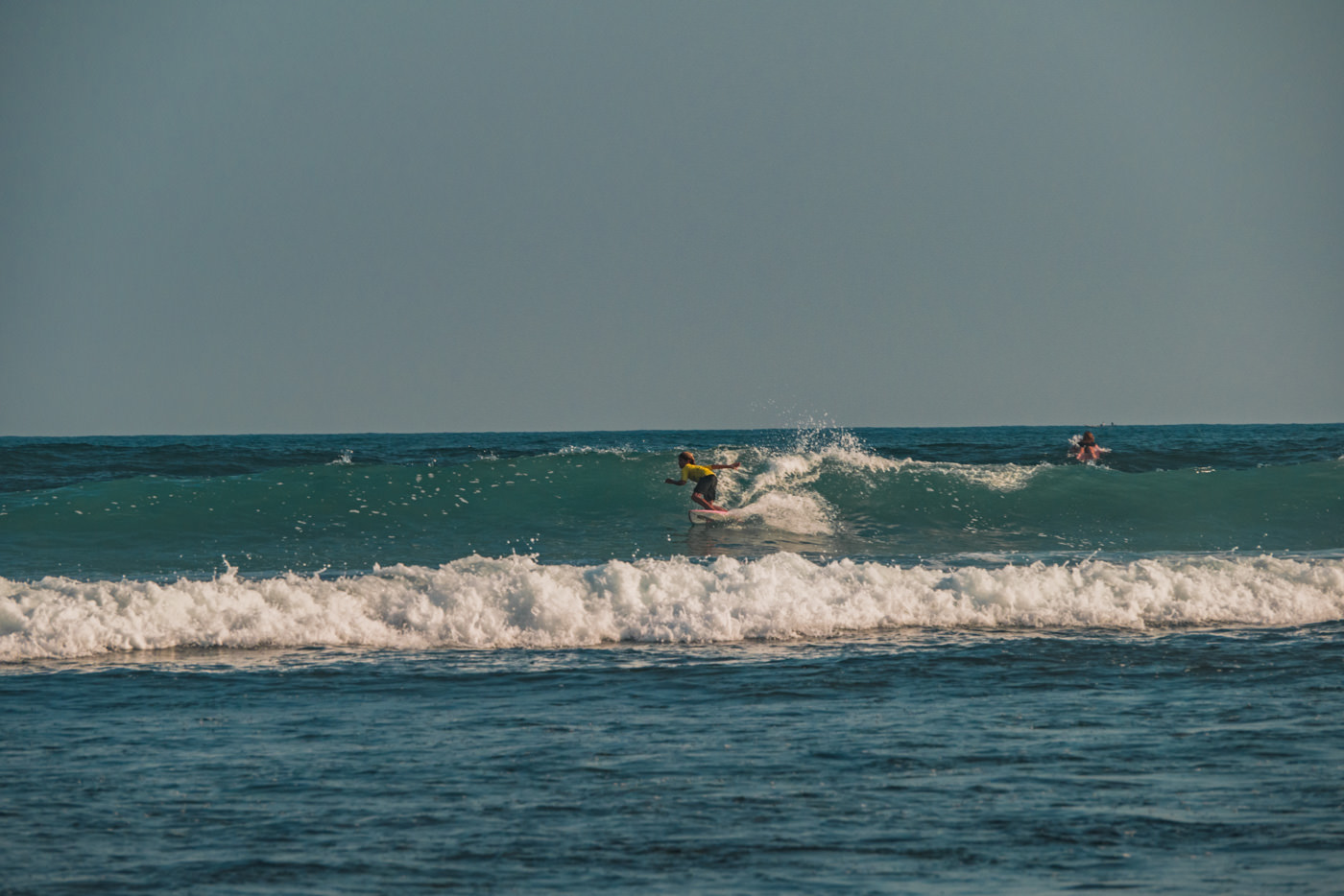 Surfer im Meer bei El Tunco