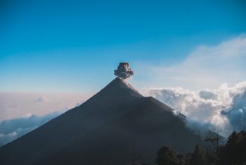 Ausbruch des Vulkan Fuego mit Aschewolke