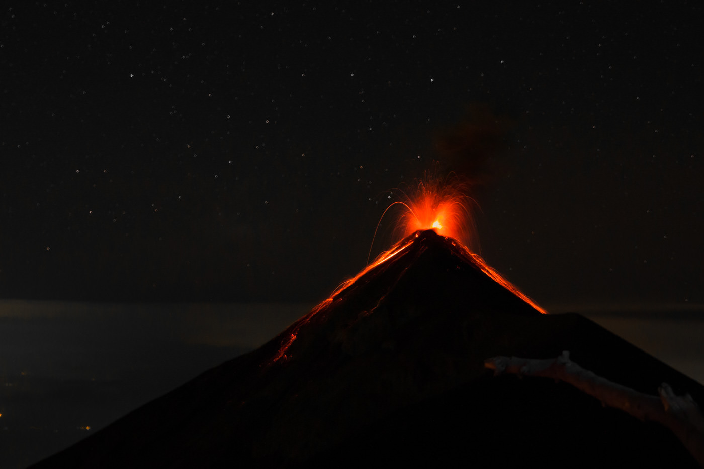 Ausbruch des Vulkan Fuego bei Nacht