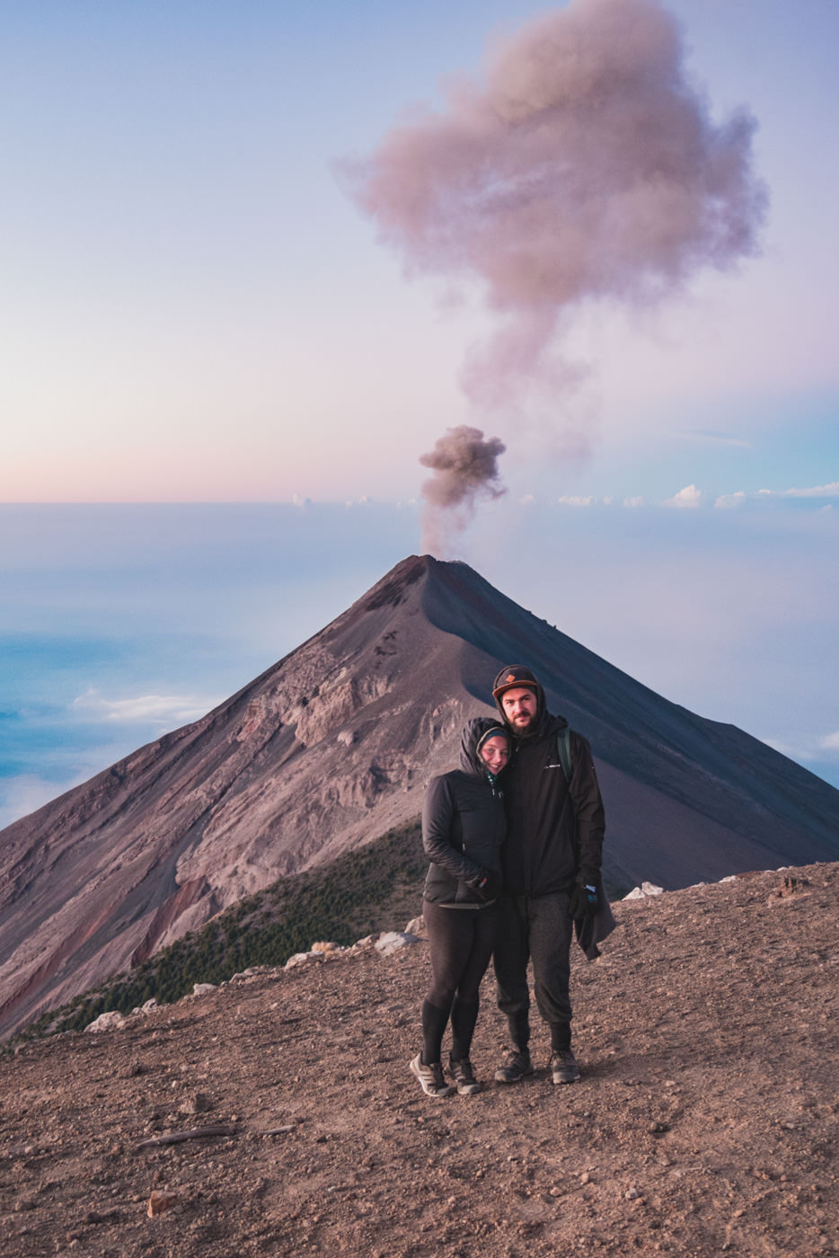 Wir auf dem Gipfel des Acatenango und im Hintergrund Vulkan Fuego
