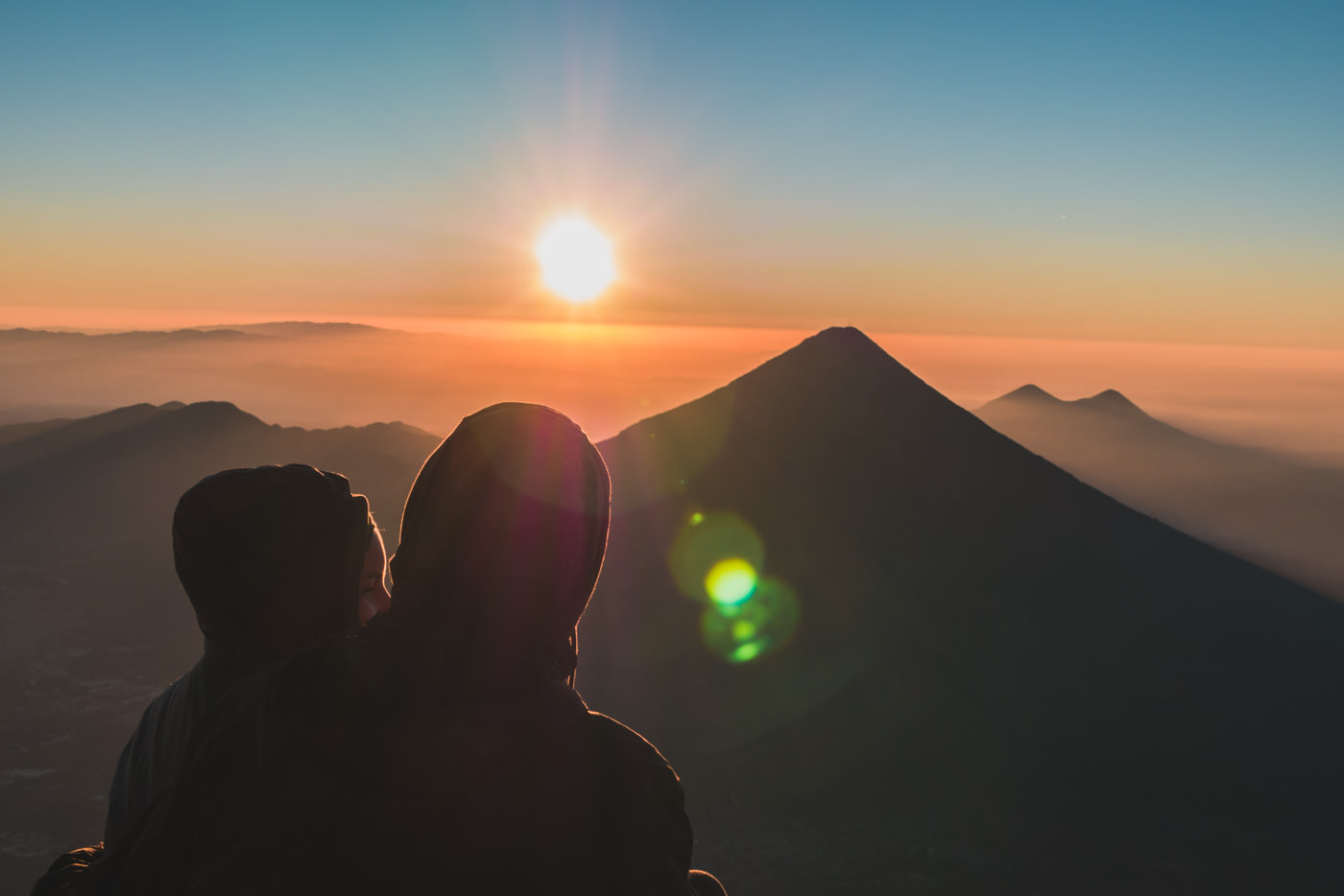 Wir blicken auf den Vulkan Fuego während des Sonnenaufgangs