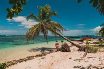 Julia am Strand von Cayo Zapatilla in Panama