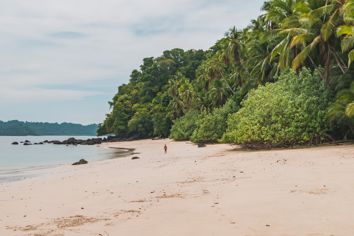 Julia am Strand im Coiba Nationalpark