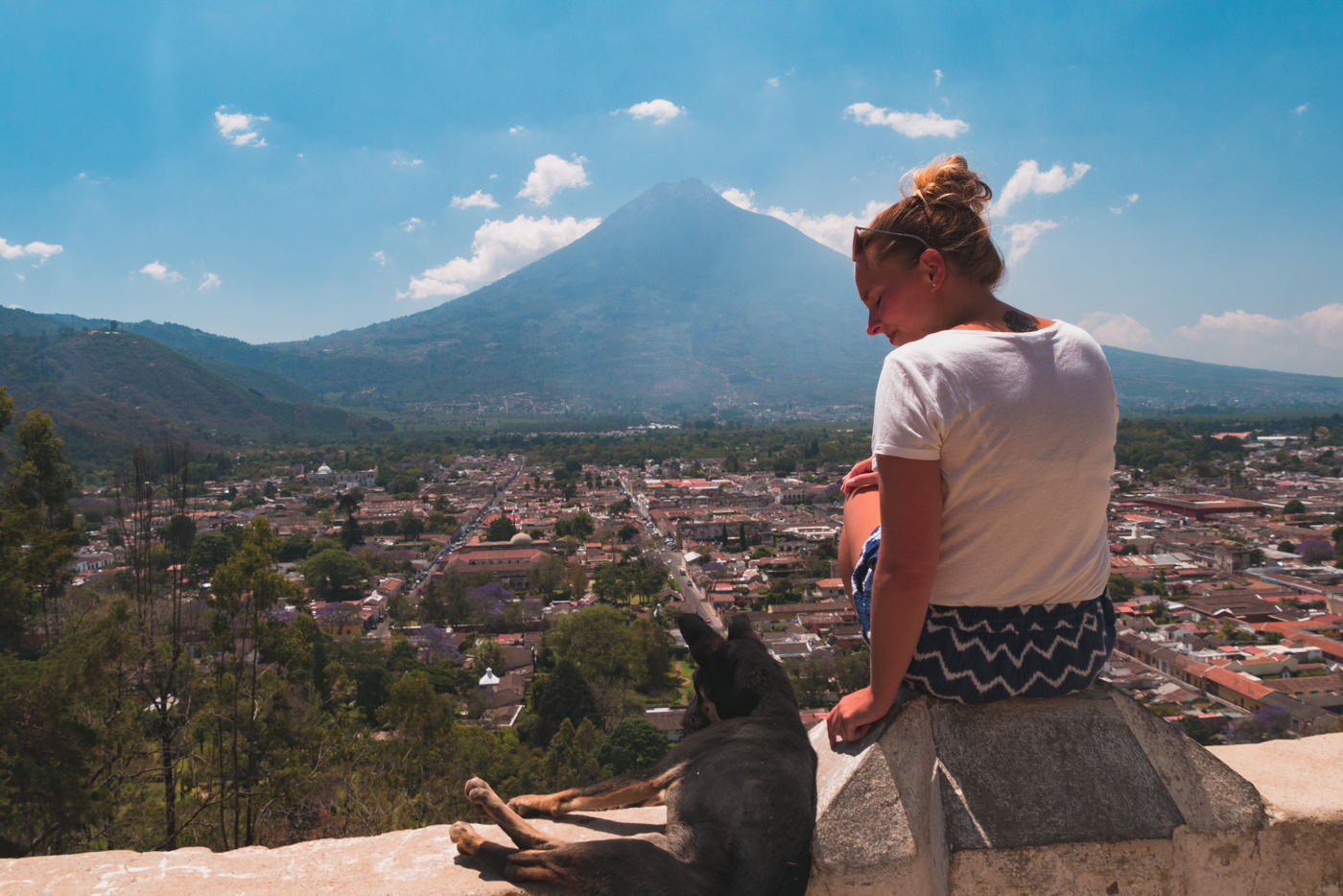 Julia in Antigua mit Hund