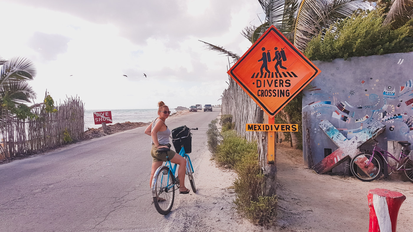 Julia mit dem Fahrrad in Tulum