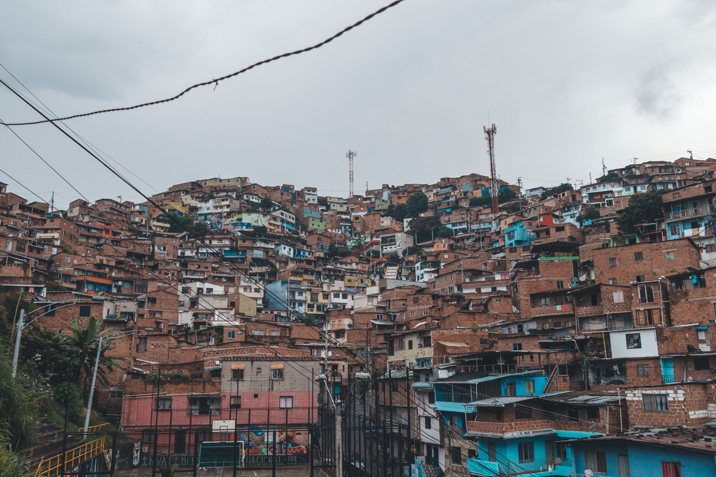 Comuna 13 in Medellín. Bemalte Häuser bilden ein Herz