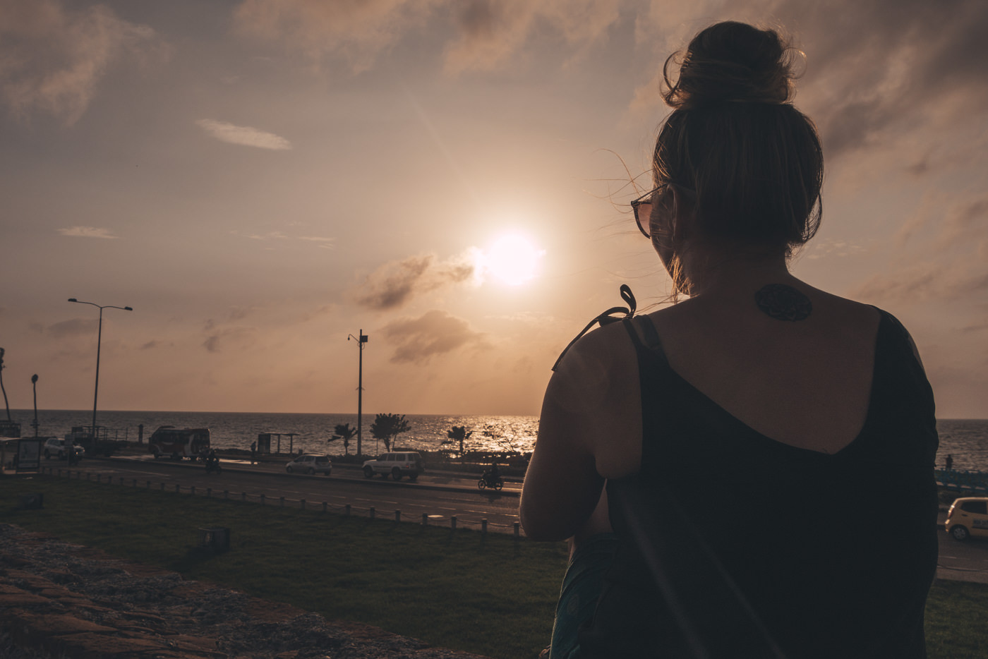 Julia genießt den Sonnenuntergang in Cartagena