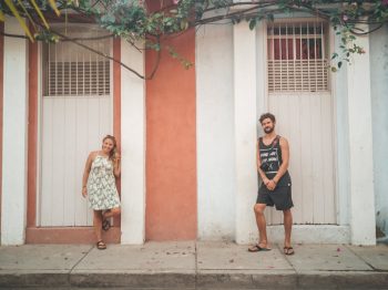 Wir vor einer bunten Hauswand in Cartagena