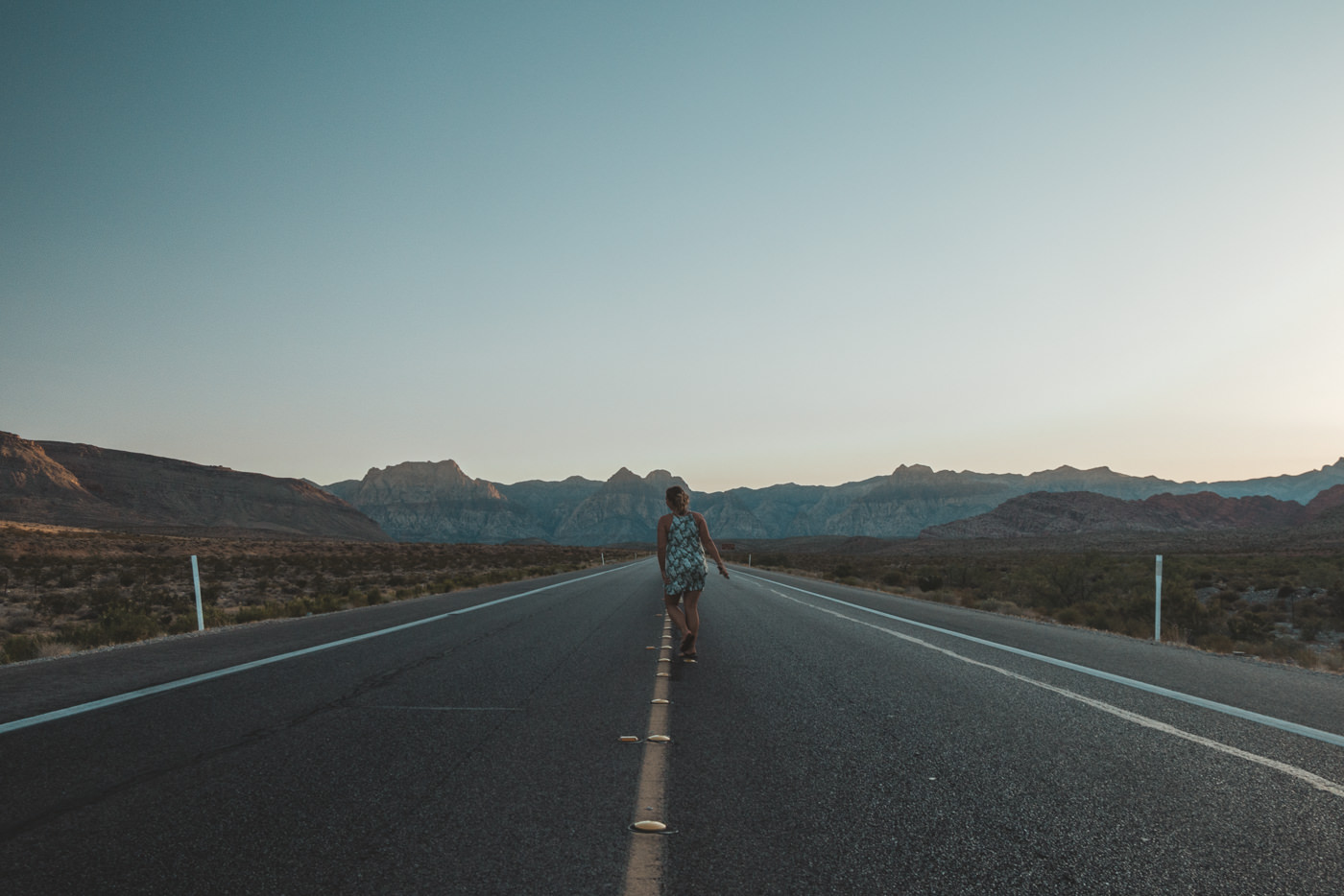 Julia auf dem Highway am Red Rock Canyon