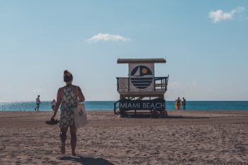 Julia am Strand von Miami Beach in der USA