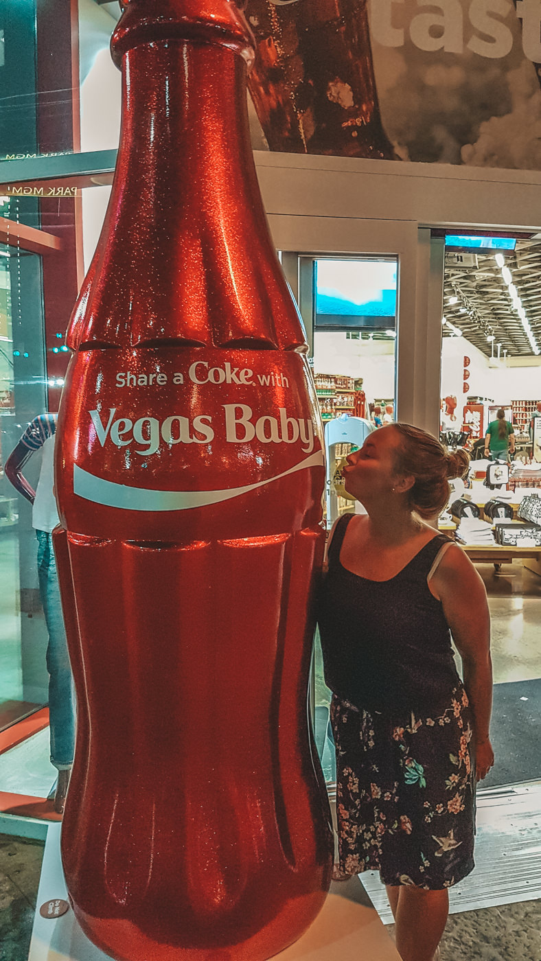 Julia mit Coca Cola Flasche