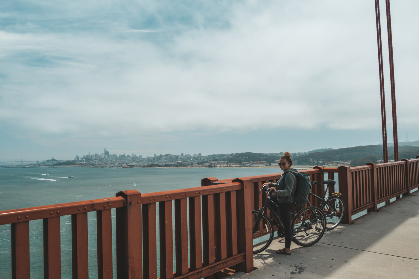 Julia mit dem Fahrrad auf der Golden Gate Bridge in San Francisco