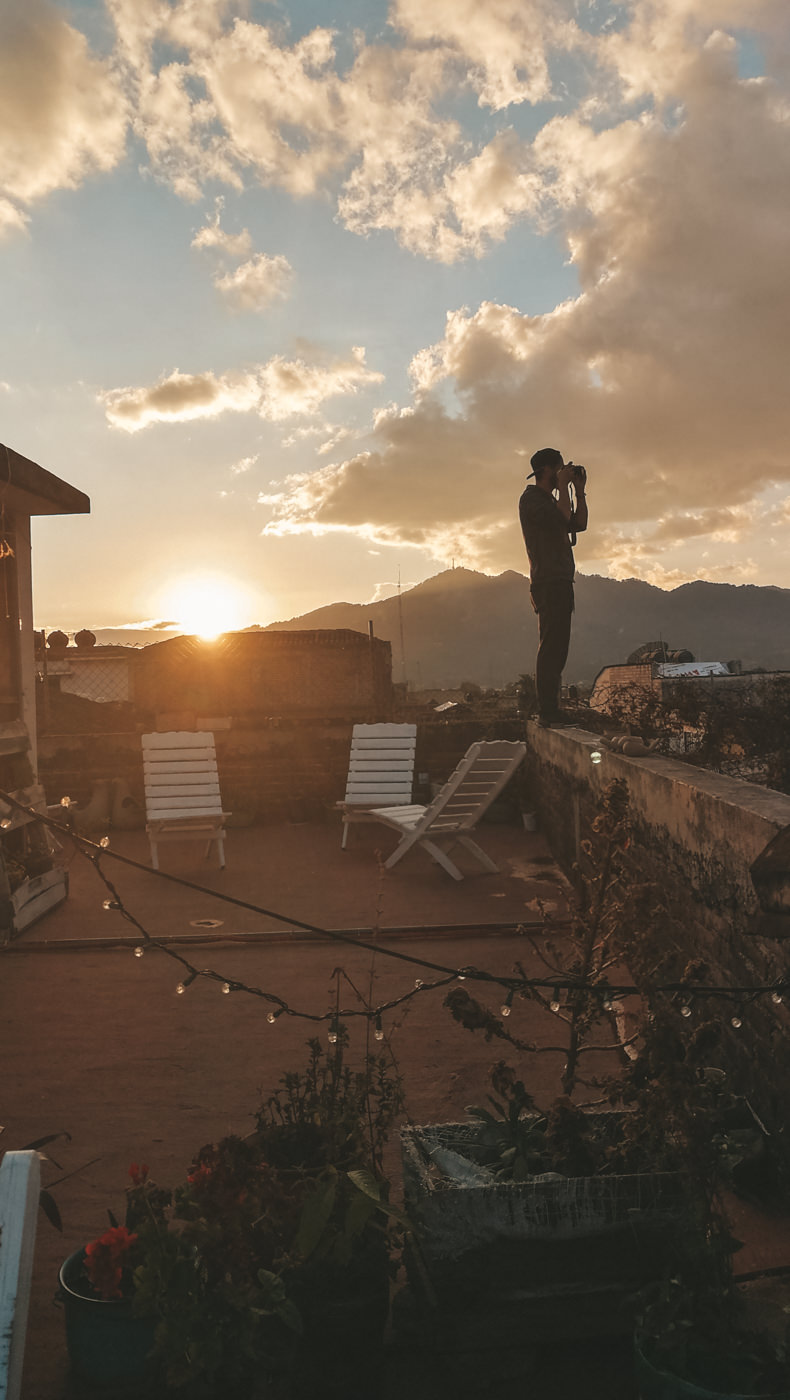 Matthias fotografiert den Sonnenuntergang in San Cristobal in Mexiko