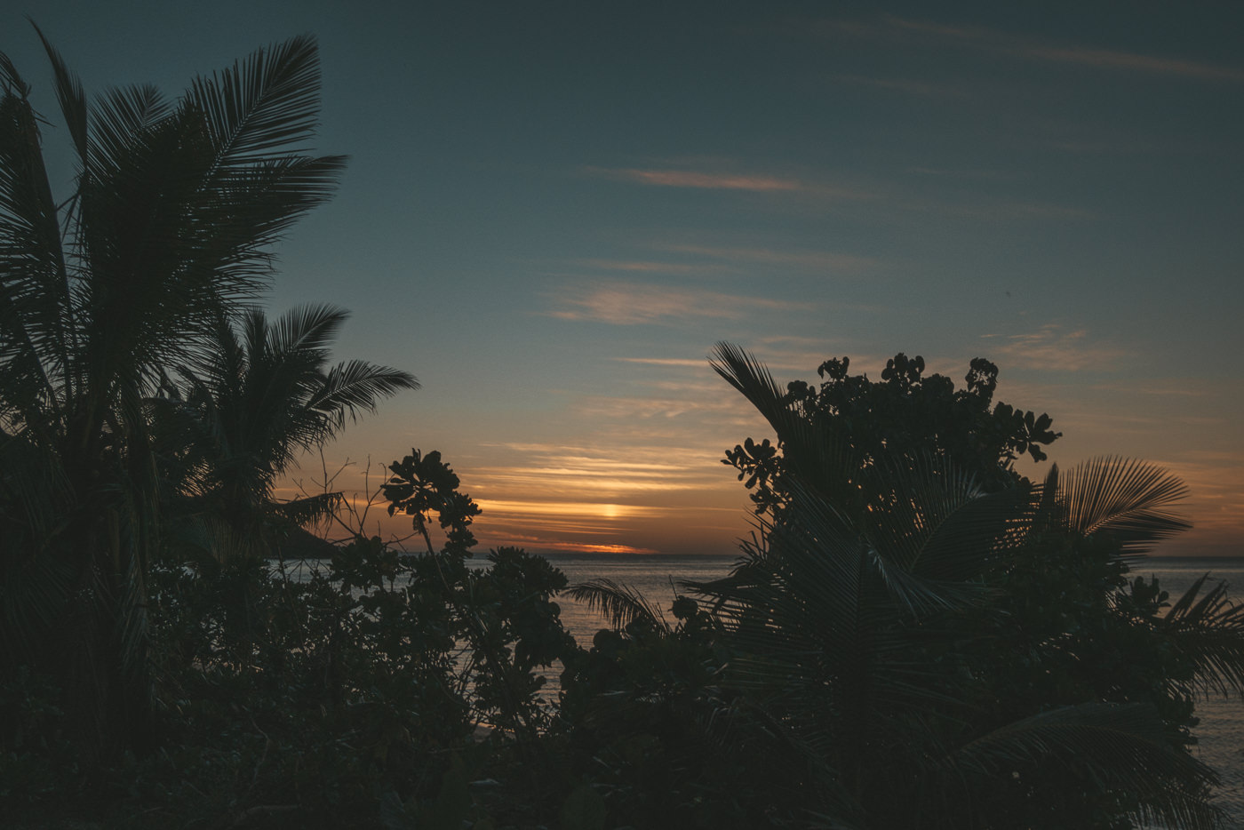 Sonnenuntergang am Honeymoon Beach auf den Fidschi Inseln