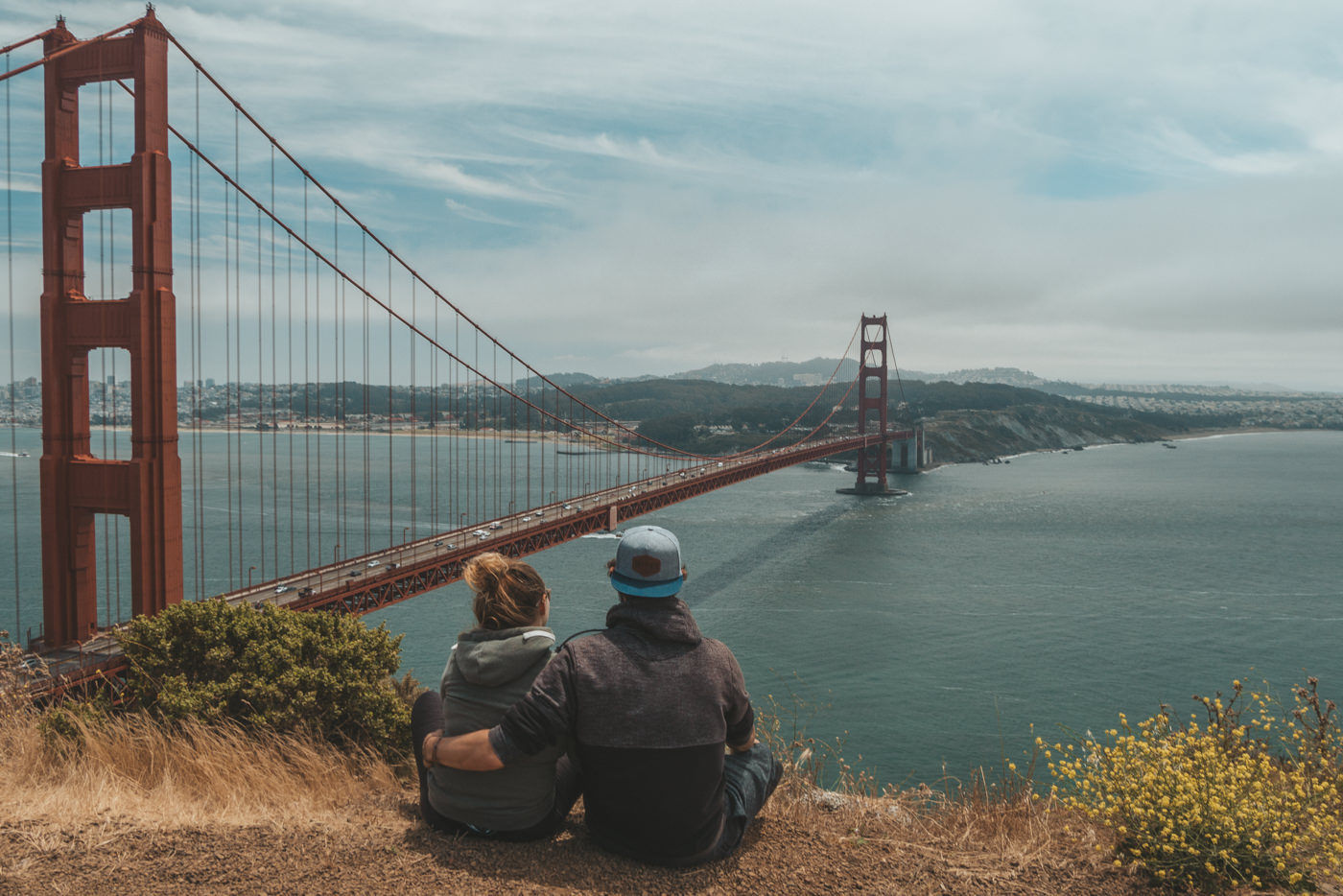 Wir blicken auf die Golden Gate Bridge in San Francisco