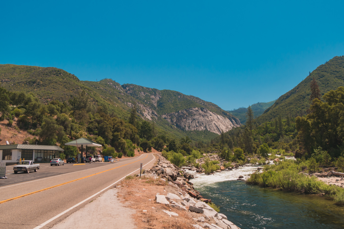 Straße und Fluss im Yosemite Nationalpark