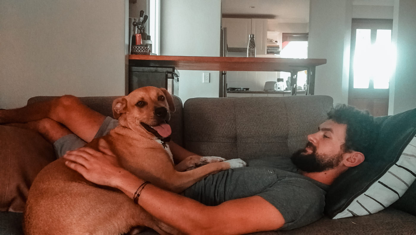 Matthias mit Hund in unserer Wohnung