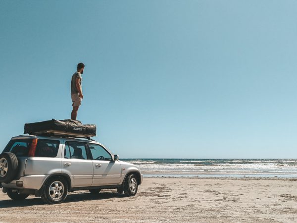 Matthias auf dem Dach am Meer