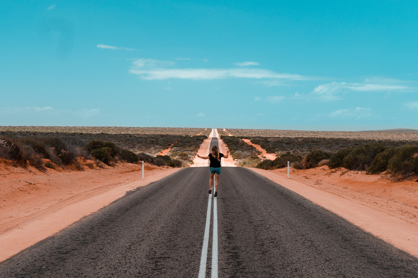 Endlose Straße an der Westküste in Australien