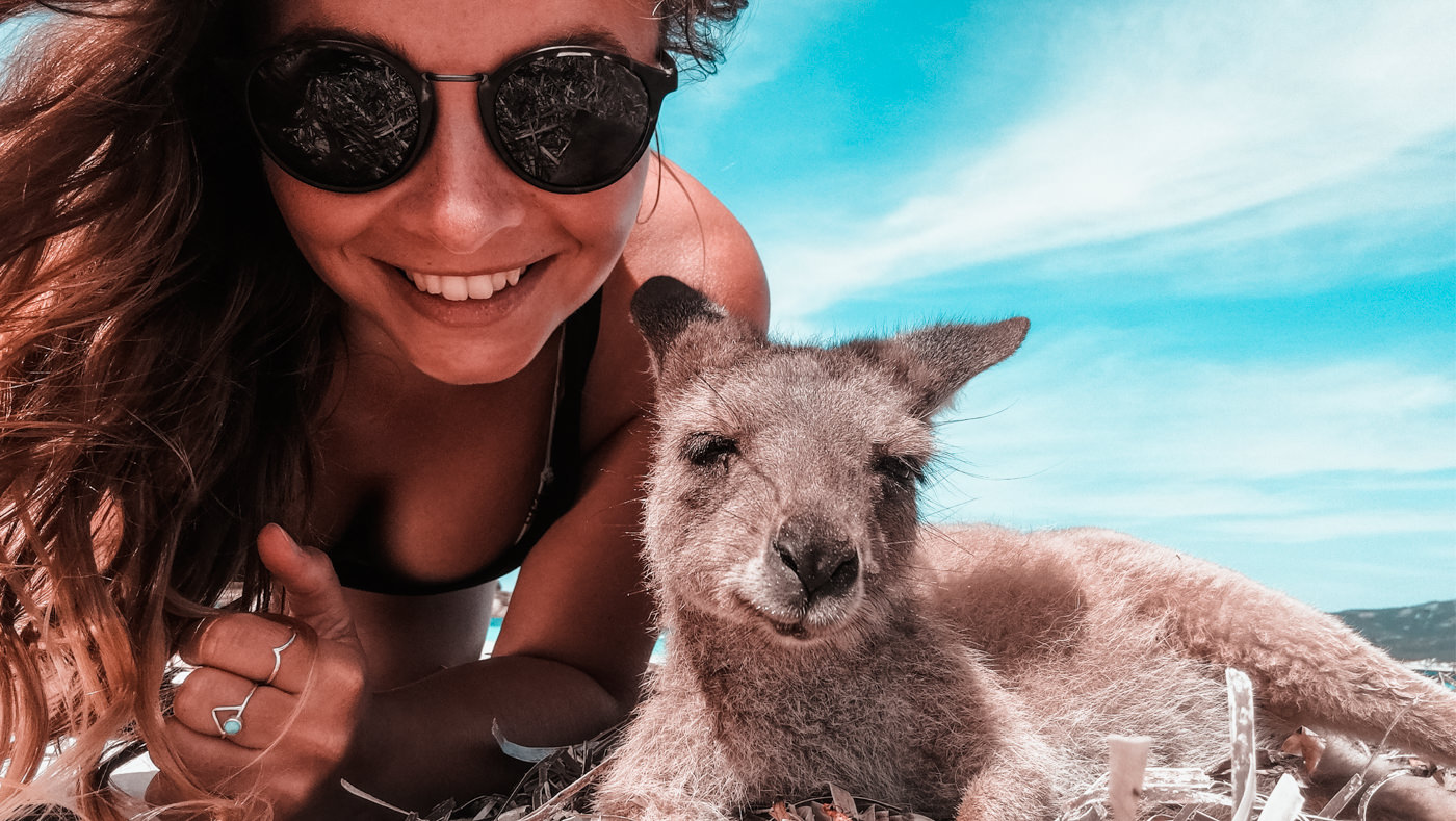 Julia mit Kanguru am Lucky Bay Strand bei Esperance in Westaustralien