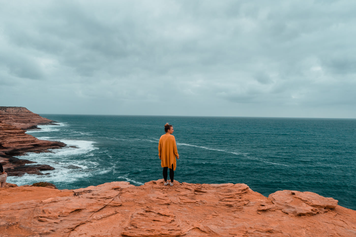 Julia an der Küste von Kalbarri in Australien