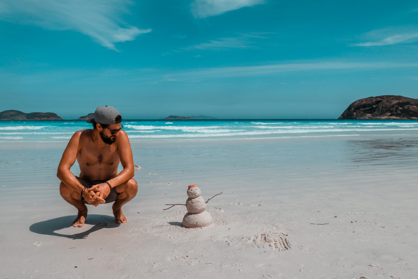 Matthias mit einem Schneemann am Strand in Westaustralien