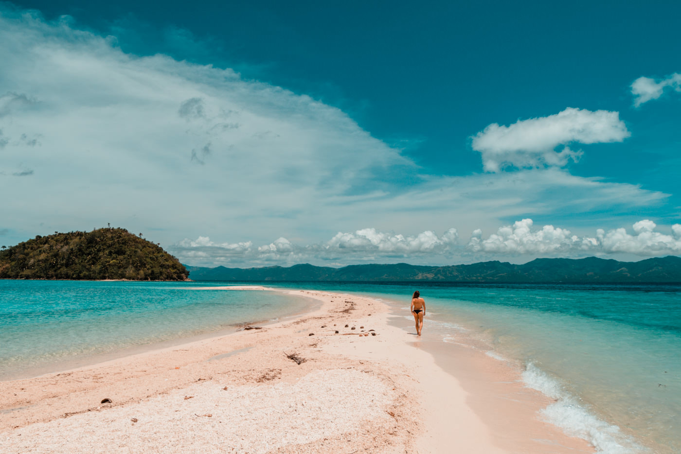 Julia am Bonbon Strand auf Romblon Island, Philippinen