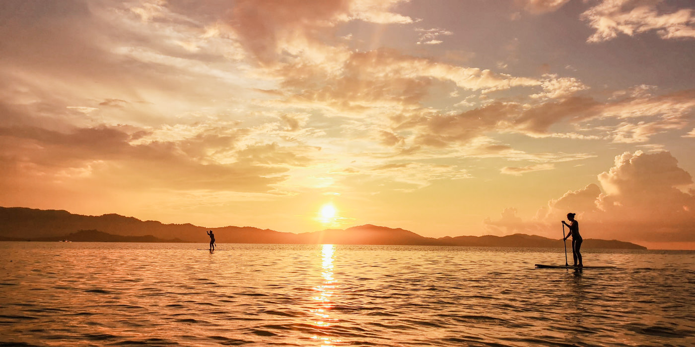 Stand Up Paddle im Sonnenuntergang in Port Barton