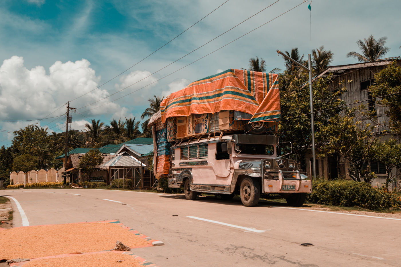 Vollbeladener Bus an der Straße auf Siargao