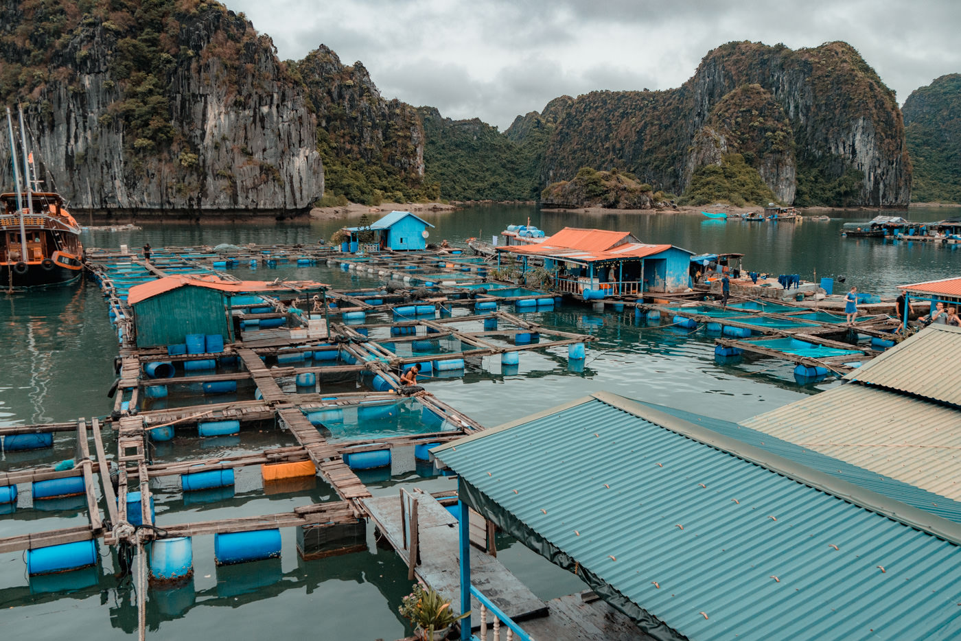 Fischfarm in der Halong Bucht in Vietnam