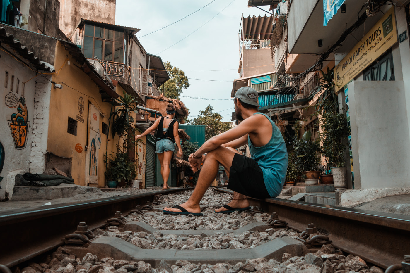 Wir in der Trainstreet in Hanoi, Vietnam