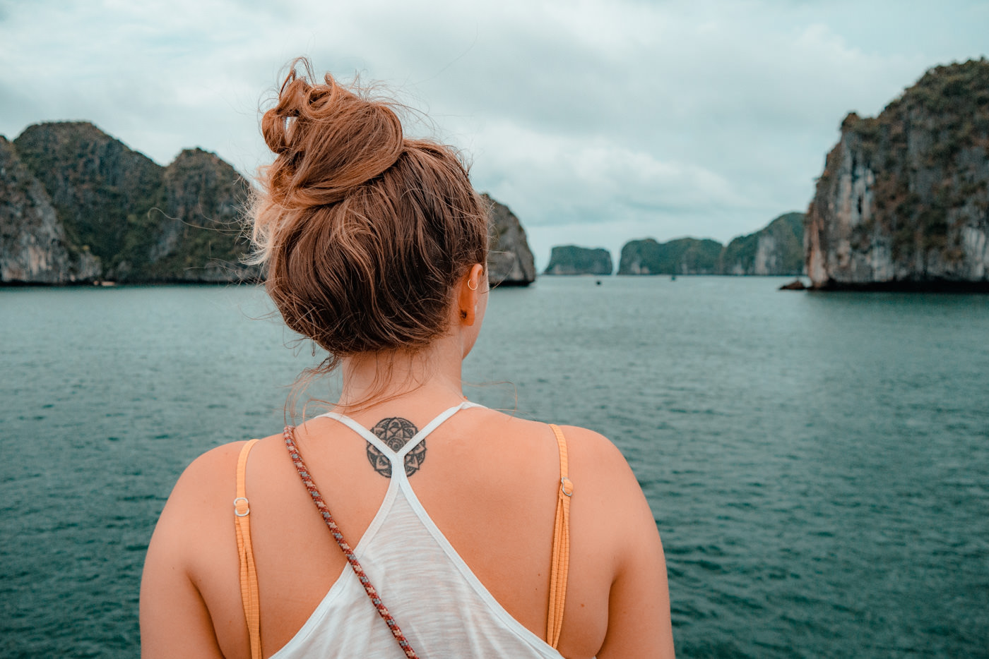 Julia blickt auf die Halong Bucht