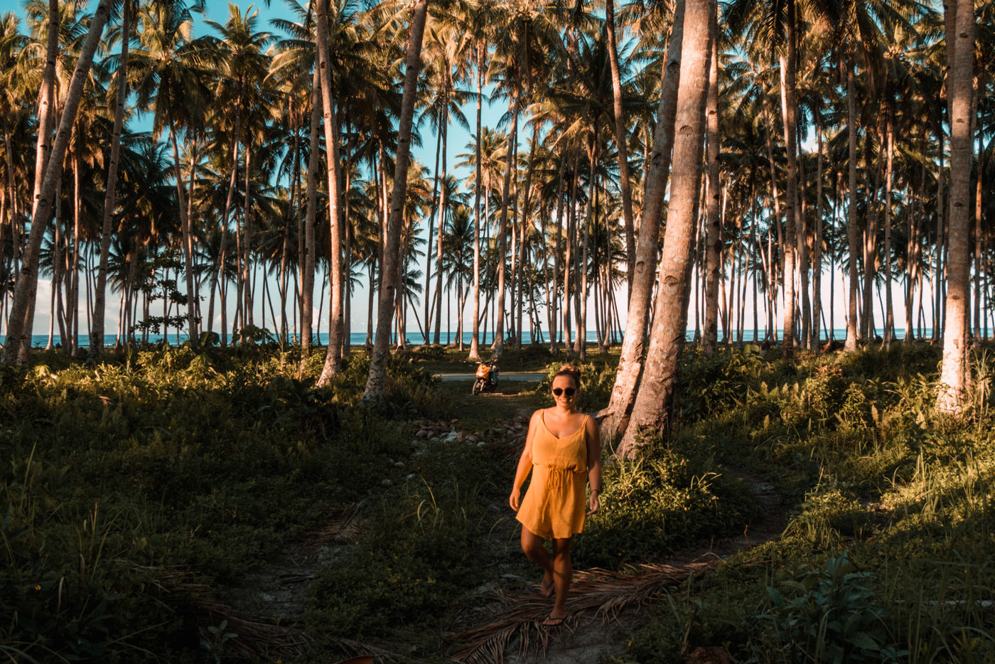 Julia im Palmenwald auf Siargao