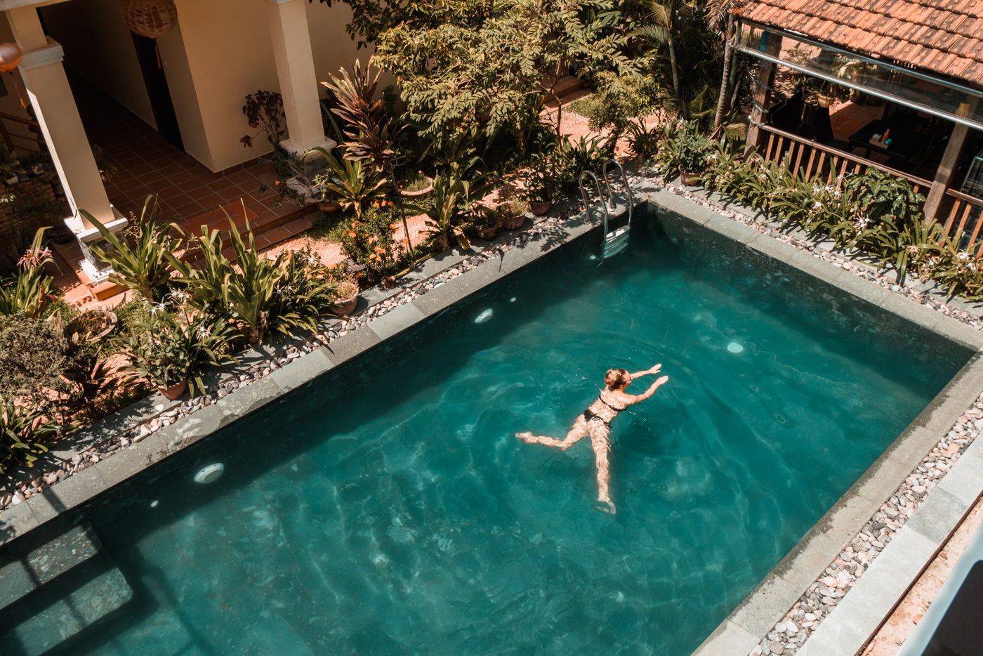 Julia im Pool unserer Unterkunft in Hoi An