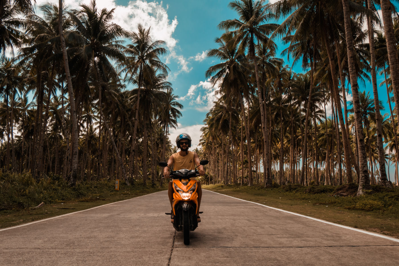 Matthias auf dem Motorroller auf Siargao