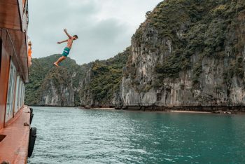 Matthias springt vom Boot in der Halong Bucht, Vietnam