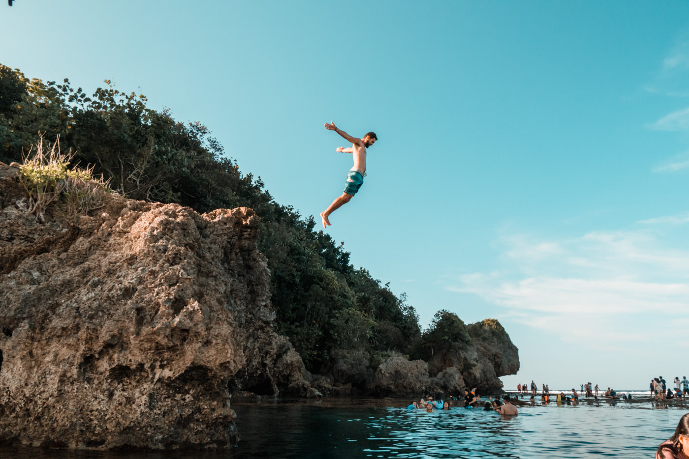 Matthias springt ins Meer auf Siargao, Philippinen