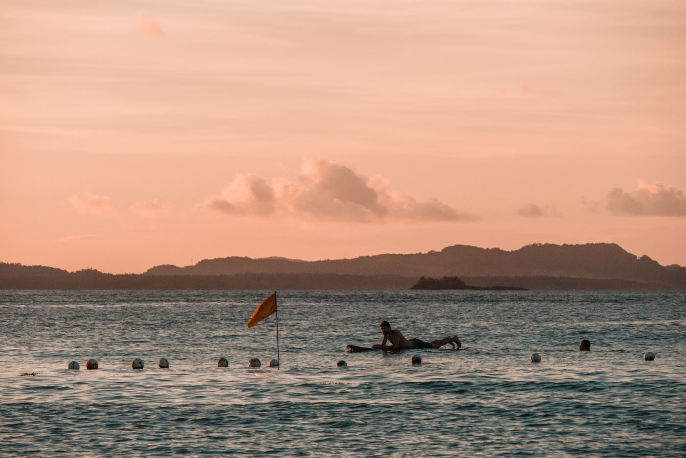 Matthias kommt zurück vom Surfen, Siargao